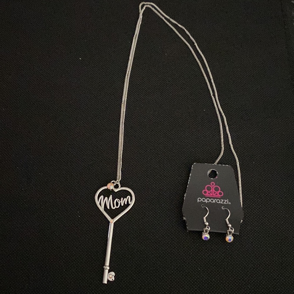 ❣️Long silver iridescent rhinestone “Mom” key necklace. ❣️*